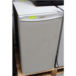 DANBY DCR033W MINI FRIDGE 18.5X18X32