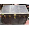 Image 1 : LARGE VINTAGE METAL TRIM STEAMER TRUNK