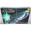 Image 1 : MONOGRAM STAR TREK USS VOYAGER MODEL 20 1/4" LONG