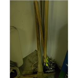 TRIMMER/LOT OF GARDEN TOOLS