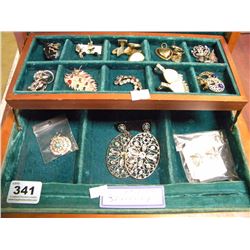 30 PIECES OF JEWLERY WITH CASE