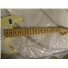 Image 8 : FENDER STRATOCASTER 6 STRING ELECTRIC GUITAR