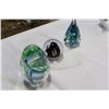 Image 2 : LOT OF 3 ART GLASS PAPER WEIGHTS