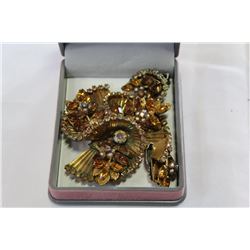 ORNATE BROACH AND PAIR OF EARRINGS