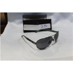 LADIES GUCCI SUNGLASSES AND CASE