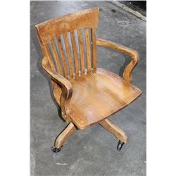 VINTAGE ROLLIG OFFICE CHAIR