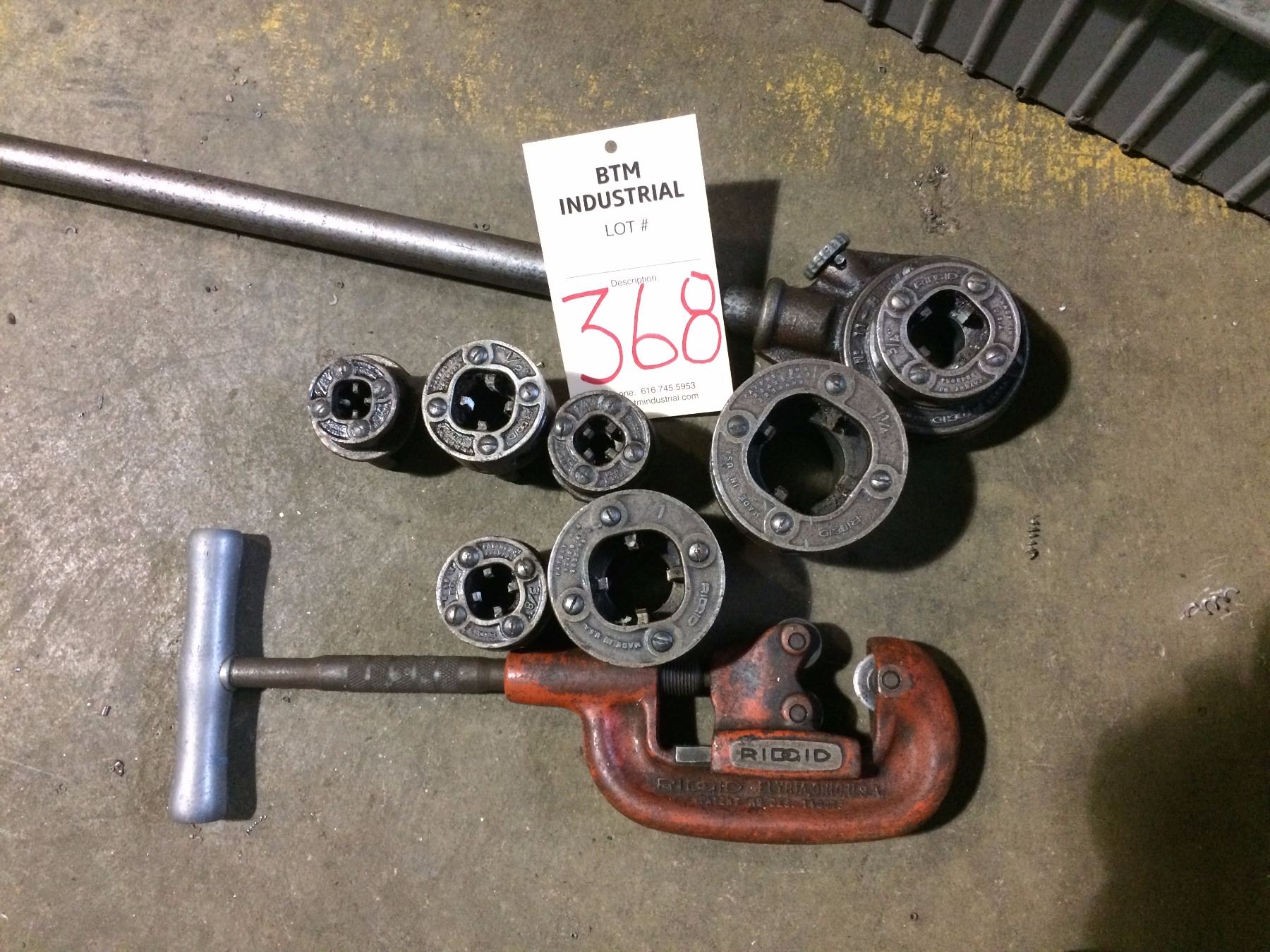 Box of Rigid pipe threading dies and pipe cutter