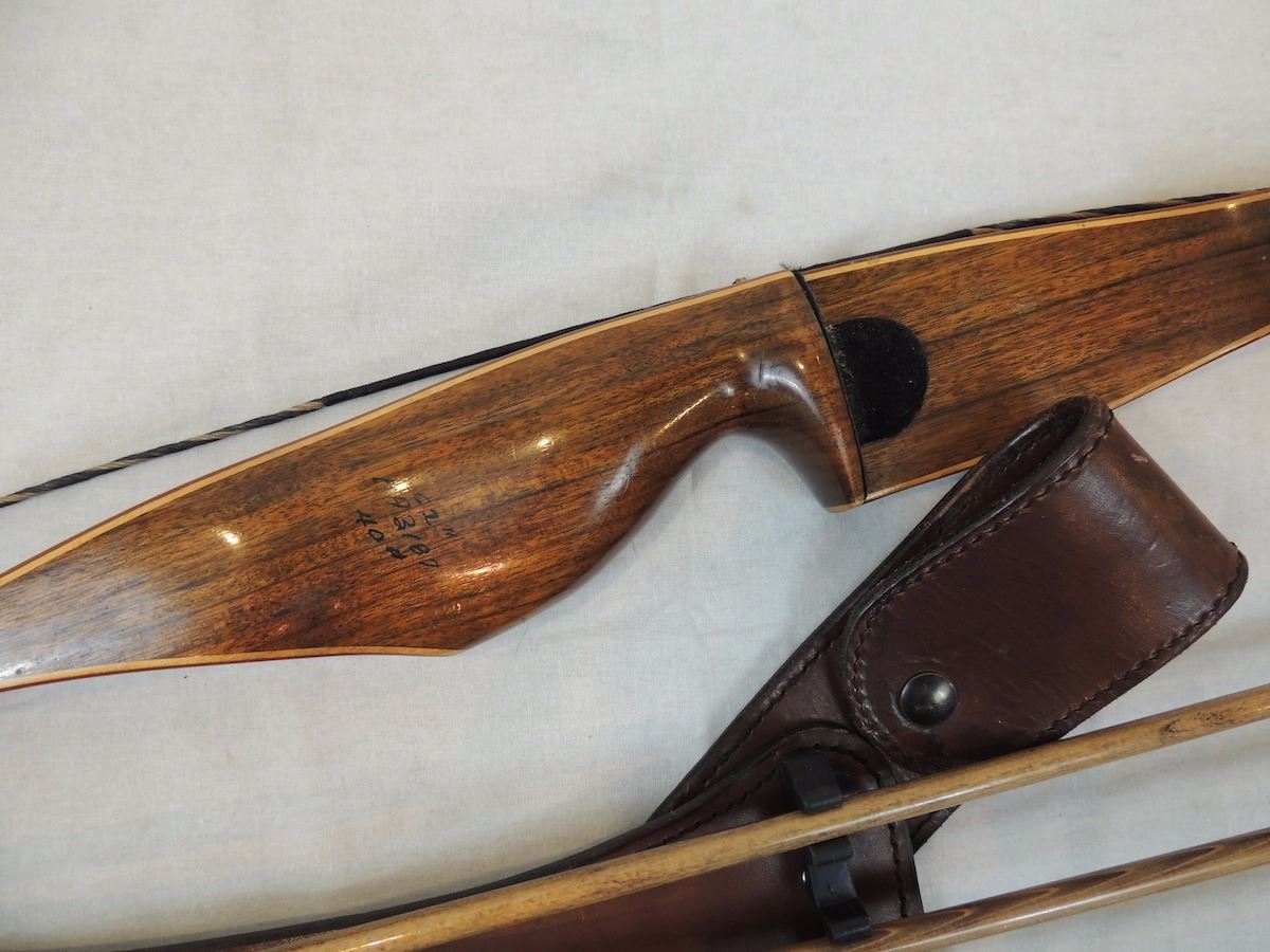 Wing Archery Falcon Recurve Bow 40 AMO 62" w/Leather hip quiver and arrows