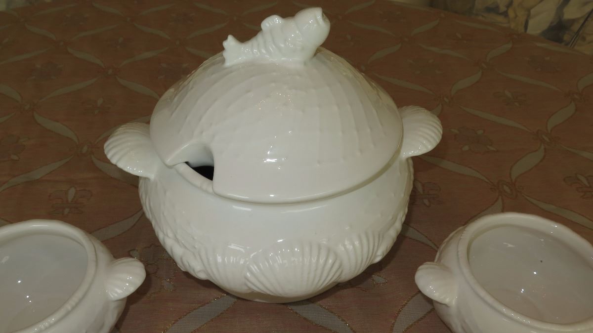 Himark White Ceramic Set Fish Shell Motif Server and 4 Himark White Ceramic Set Fish Shell Motif Server and 4