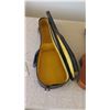 Image 13 : Kamaka Ukulele w/Case - Broken