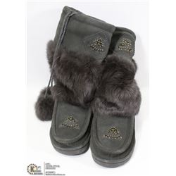 PAIR MOCCASIN BOOTS LADIES SIZE 8