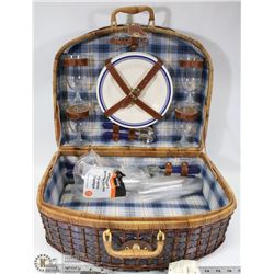 PIER ONE 4 PLACE SETTING PICNIC SET