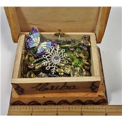 WOODEN TRINKET BOX & CONTENTS