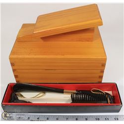 VINTAGE SHOEHORN SET W/ WOODEN SHOESHINE BOX