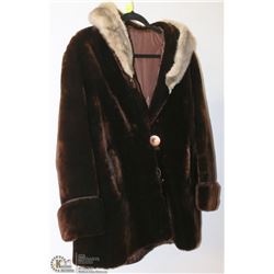 VINTAGE CUSTOMED LINED FUR COLLARED LADY'S COAT