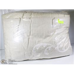 MANOR HILL VERONA QUEEN COMFORTER IN NATURAL