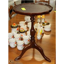 SMALL WOOD ESTATE VINTAGE STAND ON CHOICE