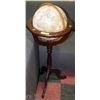 Image 1 : GLOBE ON WOOD STAND