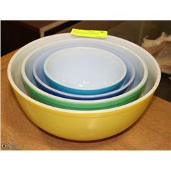 4  COLORED PYREX VINTAGE MIXING BOWLS