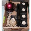 Image 1 : BOX OF HOME DÉCOR ITEMS - INCLUDING CANDLES