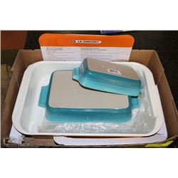 FLAT WITH 2 LE CREUSET STONEWARE BAKING PANS