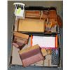 Image 1 : 2 FLATS OF MINIATURE WOOD FURNITURE