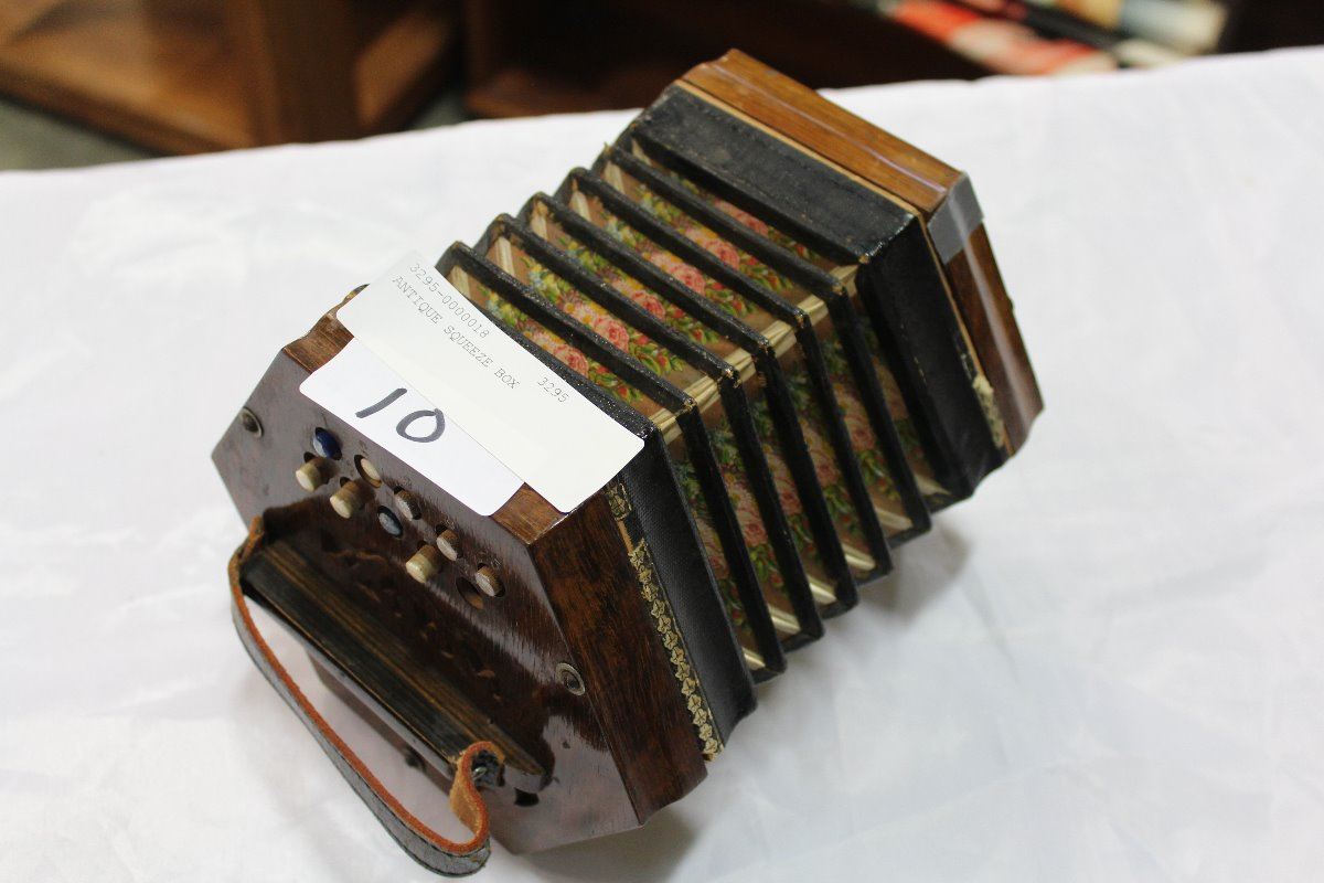 ANTIQUE SQUEEZE BOX