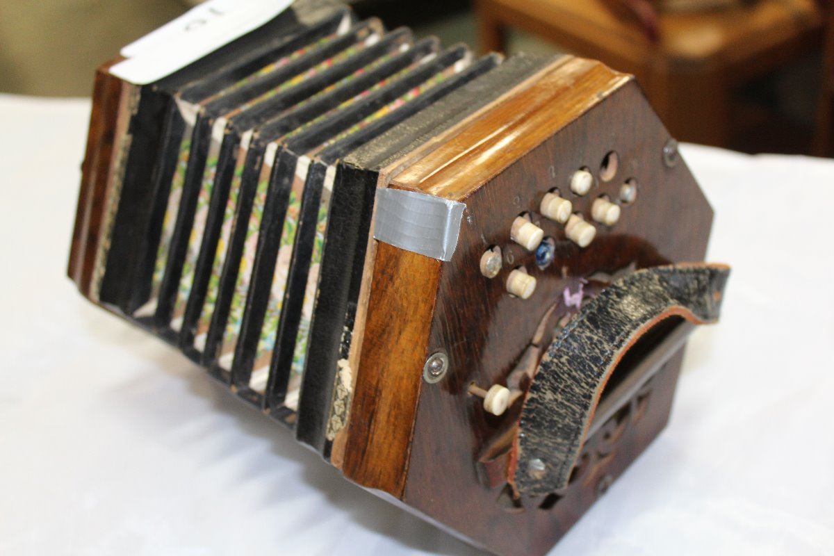 ANTIQUE SQUEEZE BOX