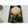 Image 1 : BOX OF CONCH SHELLS AND LOT OF STONE ITEMS