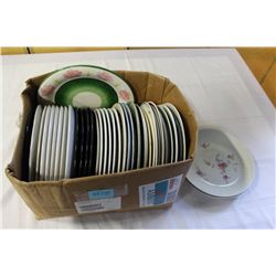 BOX OF VARIOUS DINNER PLATES