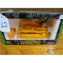 John Deere 1010 Industrial (Yellow) with hyd. dozer blade w/ metal tracks 1/16 scale