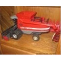 Massey Ferguson combine 9565 with Grain and Corn headers 1/32 scale