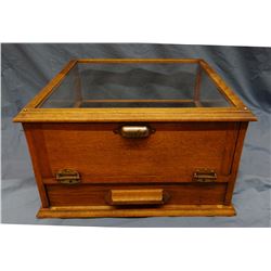 Showcase w/cash box, oak, table model, 12" h x 20" w x 20" d