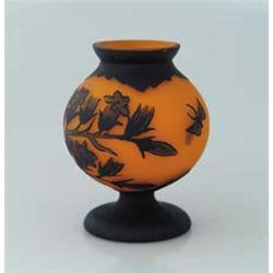 RICHARD CAMEO VASE
