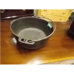 CAST IRON POT WITH HANDLE - 10"