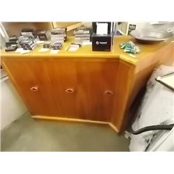 CORNER CABINET WITH 2 DOORS