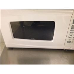 Rival White Microwave