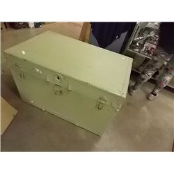 LARGE VINTAGE STORAGE TRUNK