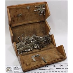 VINTAGE SINGER SEWING TOOLS AND BOX