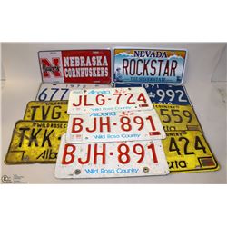 FLAT OF ASSORTED VINTAGE & NOVELTY LICENSE PLATES