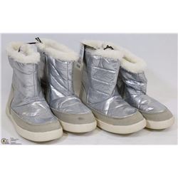 FLAT OF TWO PAIRS SIZE 10 CHILDREN'S BOOTS