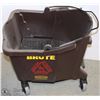Image 1 : RUBBERMAID BROWN MOP PAIL