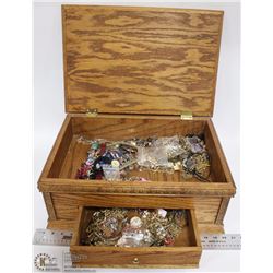 WOOD JEWELLERY BOX WITH CONTENTS 19.5X13