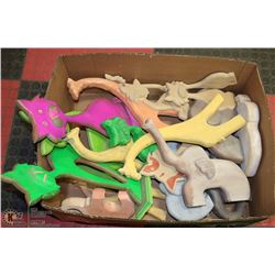 BOX W/WOODEN CAT, ELEPHANT & GIRAFFE
