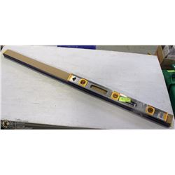 LOT OF 2 LEVELS 1 50" AND 1 24"