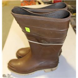 PAIR OF BATA SIZE 11 STEEL TOE RUBBER BOOTS