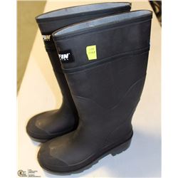 PAIR OF BAFFIN SIZE 4 STEEL TOE RUBBER BOOTS