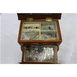 BOX OF VARIOUS ESTATE JEWELLRY