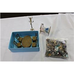 LOT OF MINIATURE DOLL HOUSE FURNITURE AND BAG OF JEWELLRY