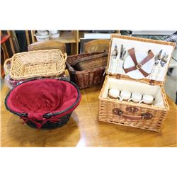 LOT OF BASKETS AND PICNIC BASKET